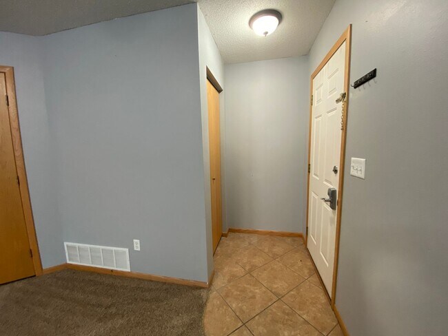 Building Photo - 3 Bedroom Twinhome near the New Sandford Hospital!!