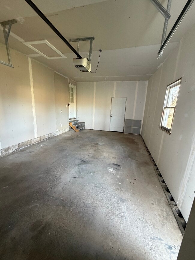 Building Photo - 8587 Caughdenoy Rd