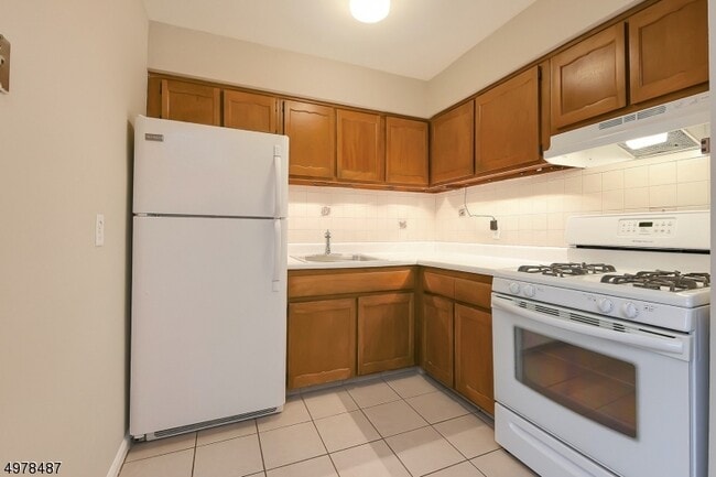 Building Photo - 565 Grove St