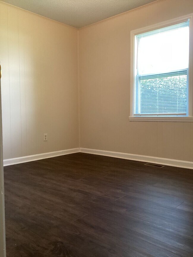 Building Photo - Lovely 3-Bedroom, 2-Bathroom Ranch