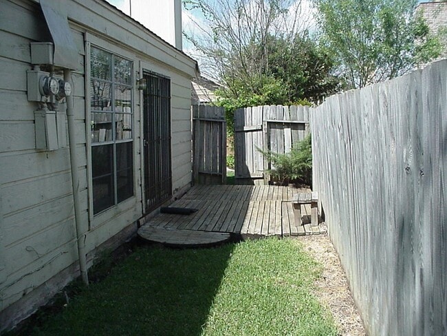 Building Photo - 10822 Lynbrook Dr