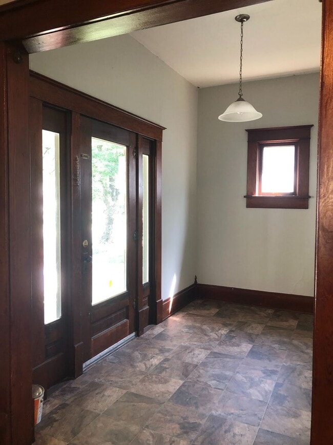 Building Photo - $795 - 2 bed 1 bath - Single Family Home