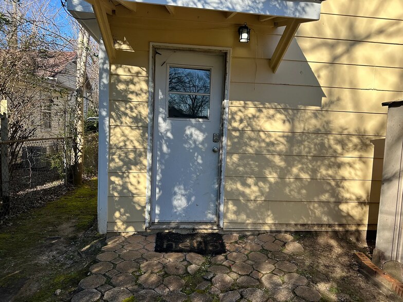 Building Photo - 512 Oshaughnessy Ave NE