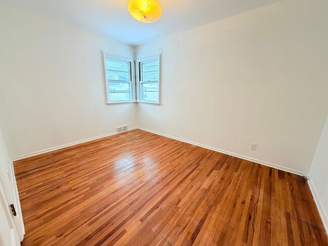 Building Photo - Beautiful 3 Bed 2 Bath Home