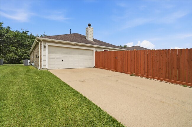Building Photo - 2018 Leisure Ln