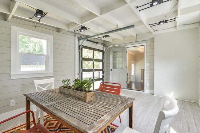 Building Photo - Beautifully remodeled 3 Bedroom Bungalow in Old Town