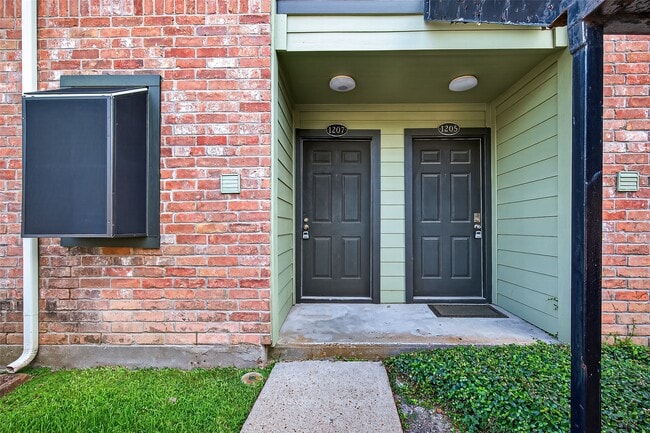 Building Photo - 18800 Egret Bay Blvd