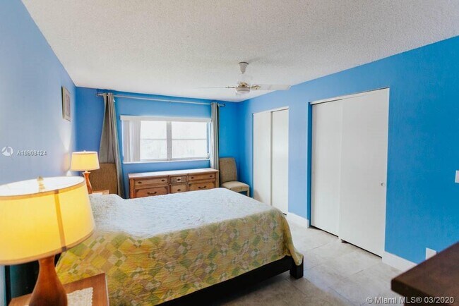 Building Photo - 300 NE 26th Ave