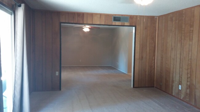 Building Photo - Headliner home. Near schools, shopping & a...