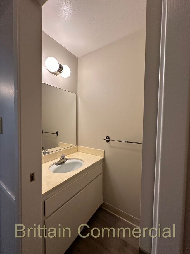 Building Photo - 6531 Lake Park Dr