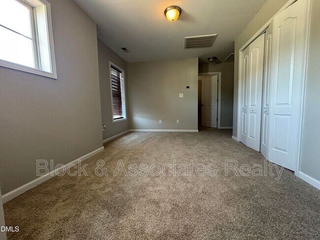 Building Photo - 438 Roanoke Dr