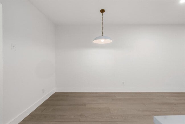 Building Photo - 505 W 7th St