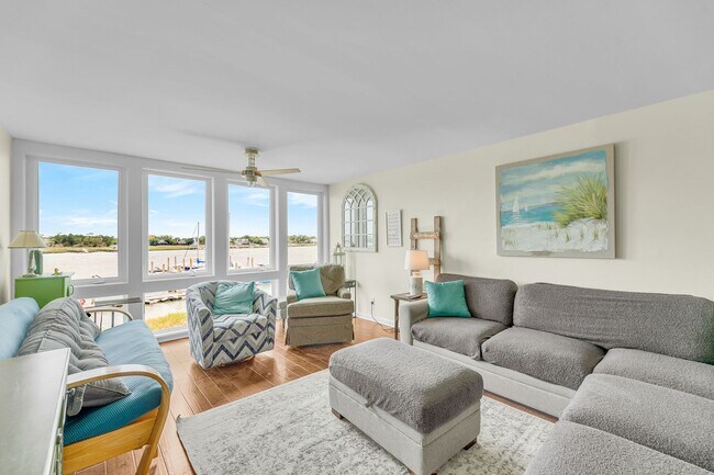 Building Photo - Coastal Living in the Heart of Folly Beach