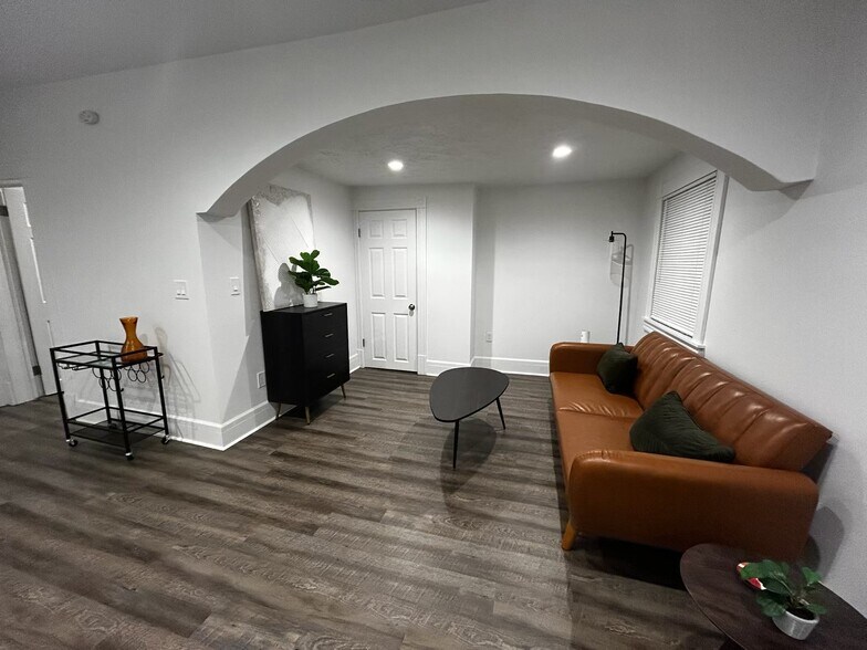 Building Photo - 2215 W Broadway Ave