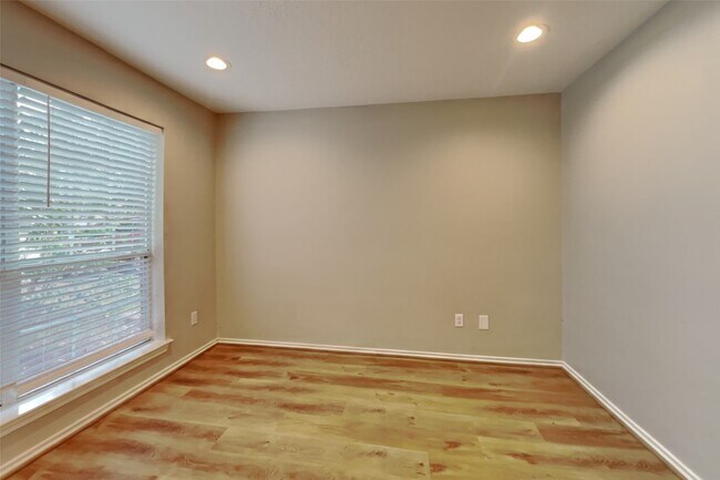 Building Photo - 22076 Knights Cove Dr