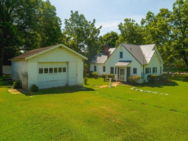 Building Photo - "Charming 3-Bedroom Home with Hardwood Floors & 2 Full Baths in Bessemer City – 1758 Sq Ft of Com...