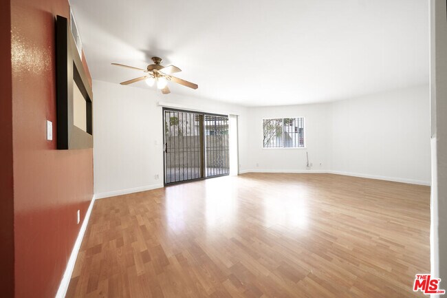 Building Photo - 1425 W 12th St