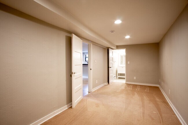 Building Photo - Adorable & Cozy NW 1 Bdr w/Fireplace + Hardwoods!