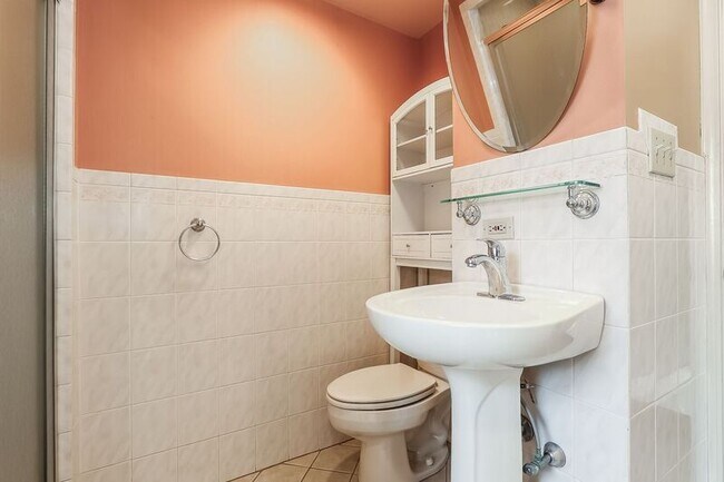 Building Photo - 18 Azalea Ln