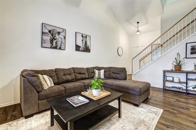 Building Photo - 15501 Sarah's Creek Dr