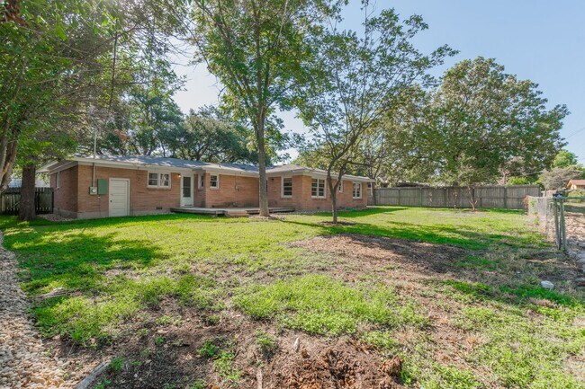 Building Photo - Renovated 3 Bed / 2 Bath Brick Home with 2-Car Garage & Fenced Yard in North Temple