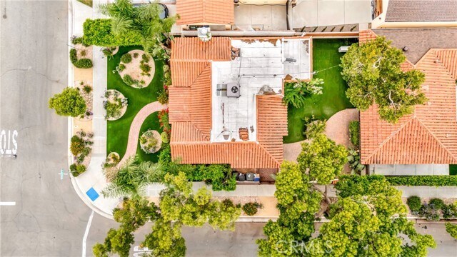 Building Photo - 546 S Beachwood Dr