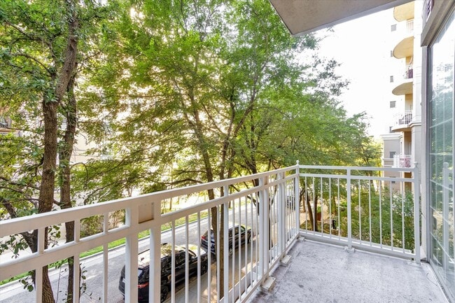 Building Photo - Stylish Studio Apartment In Concierge Building at The Renaissance at Turtle Creek ($500 Off First...