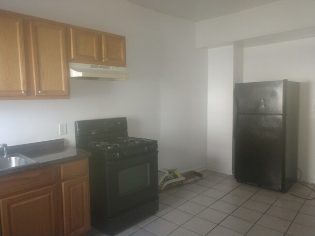 Kitchen - 402 E Lorraine Ave