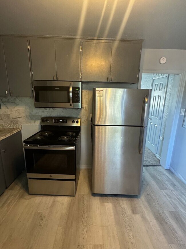 Building Photo - Updated 2 Bedroom 2 Bathroom with Bonus room!