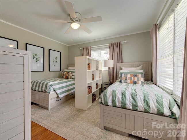 Building Photo - 3221 Sunset Dr