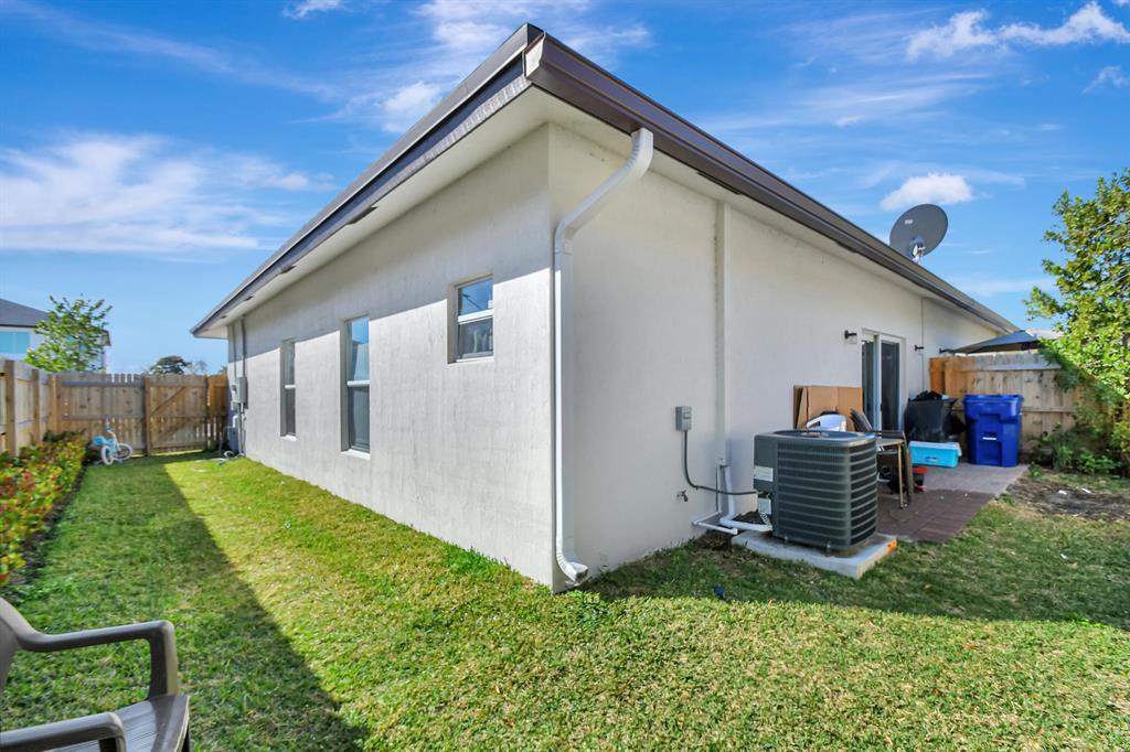 Building Photo - 1566 W 26th Ct