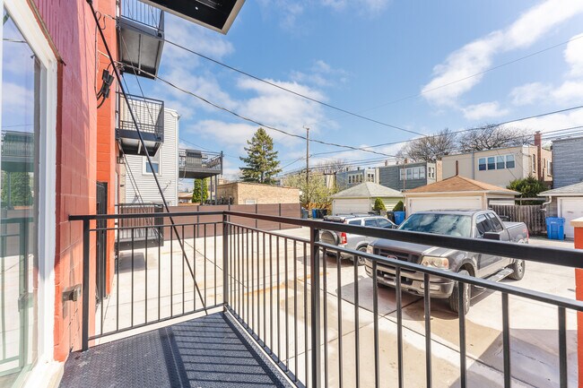 Building Photo - 3329 N Avers Ave