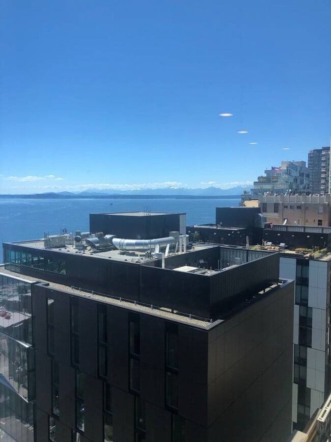 Building Photo - Gorgeous Condo Steps from Pike Place Market!- $2350