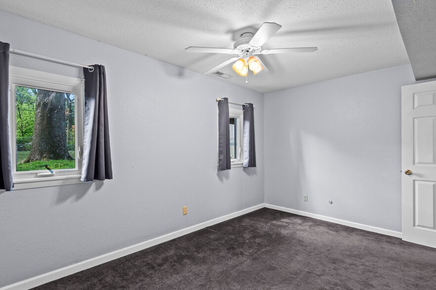 Building Photo - 204 Saxon Dr