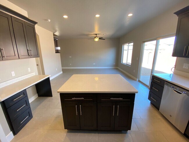 Building Photo - Red Mountain Vista Town Home, End Unit