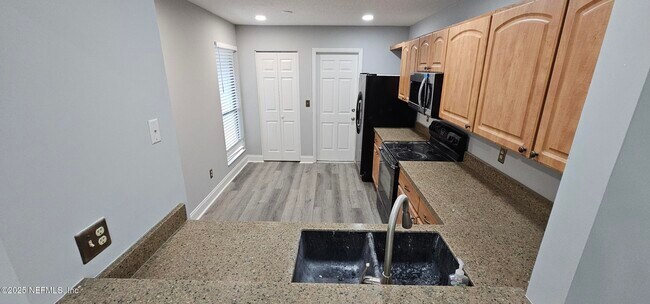 Building Photo - 7610 Baymeadows Cir W