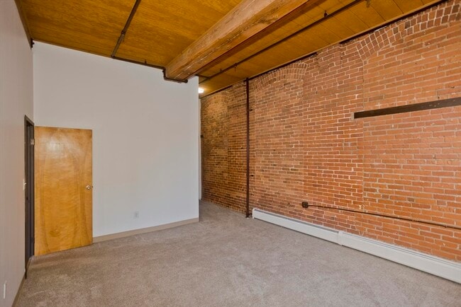 Building Photo - 45 Willow St