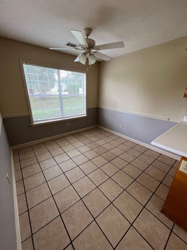 Building Photo - Well-Located 3BR Duplex with Easy Commute Access