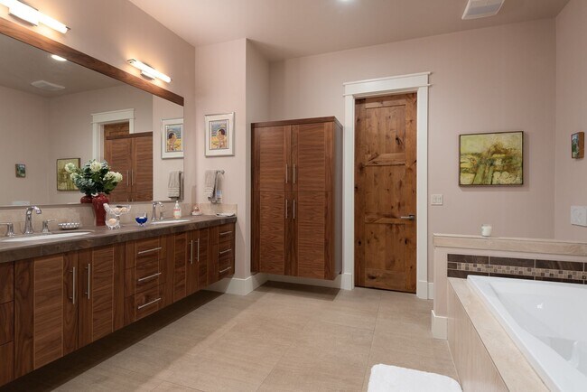 Building Photo - Tetherow!! Amazing Townhome that is fully ...