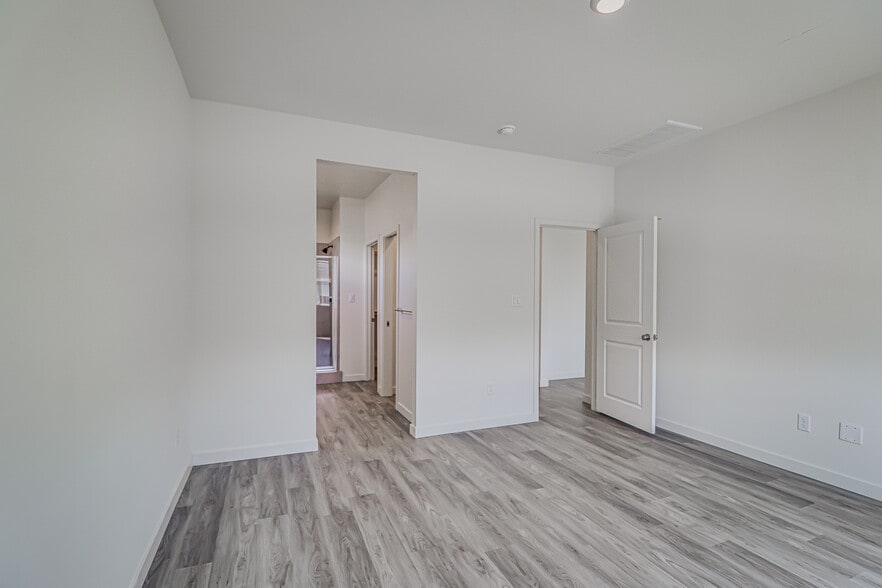 Building Photo - 15017 Maryvale Ave