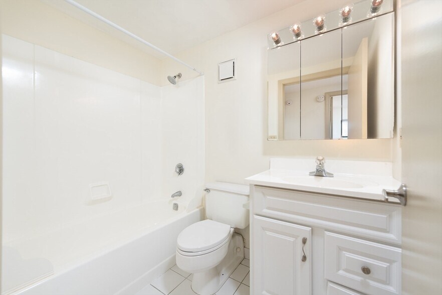 Building Photo - 82 Peterborough St