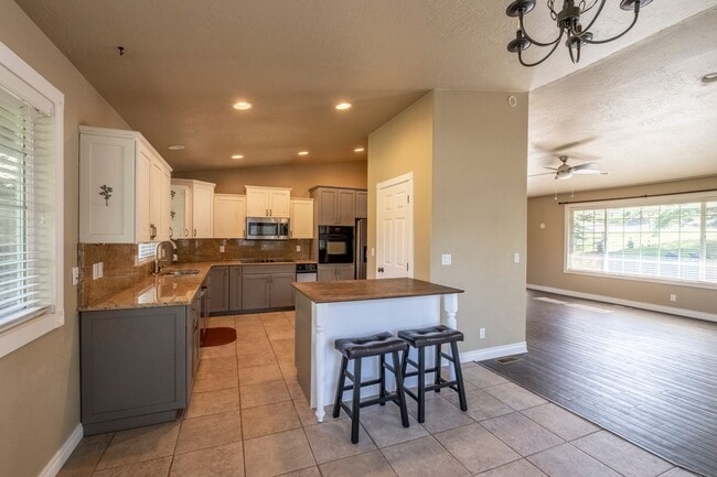 Building Photo - Large corner lot home in desirable Woodland Heights.