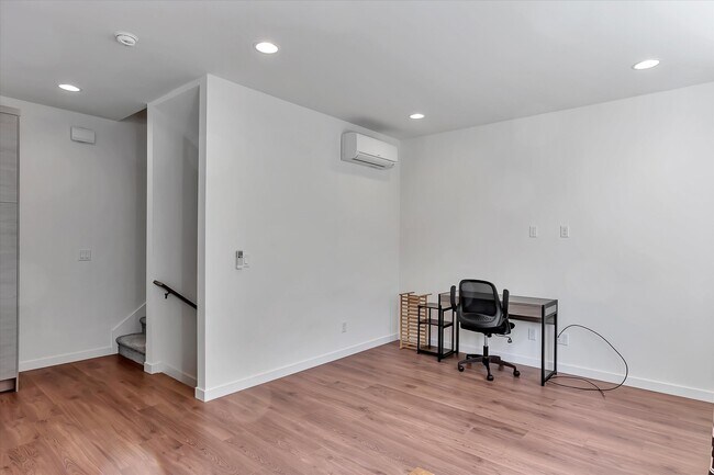 Building Photo - 1907 15th Ave S