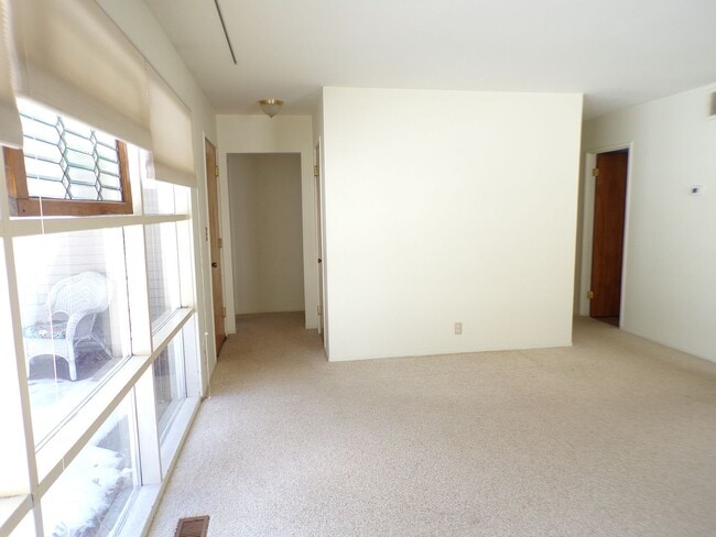 Building Photo - Light-Filled Home in Ideal Traverse City Neighborhood