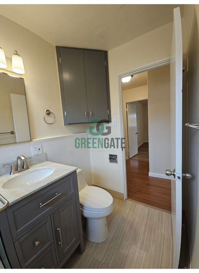 Building Photo - 2 Bedroom 1 Bath Duplex Available NOW in M...