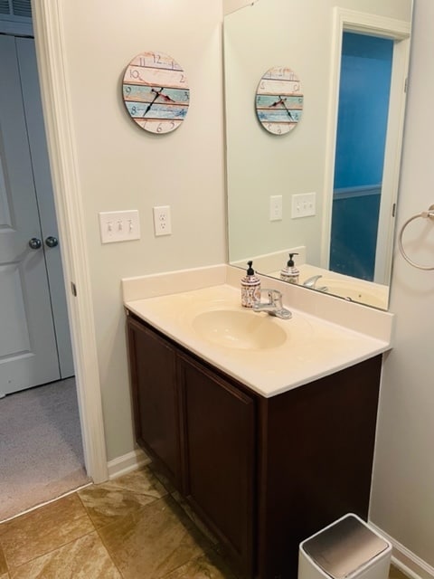 Hall full bathroom - 709 Elton Ave