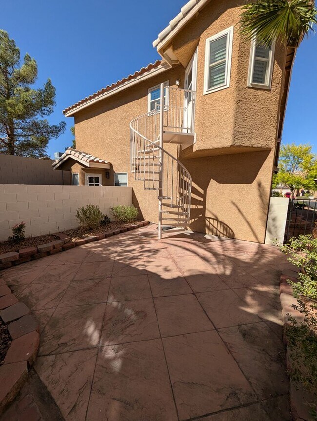 Building Photo - 2-BEDROOM CONDO AVAILABLE FOR RENT IN WEST...