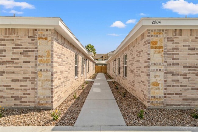 Building Photo - 2804 E Israel Ave