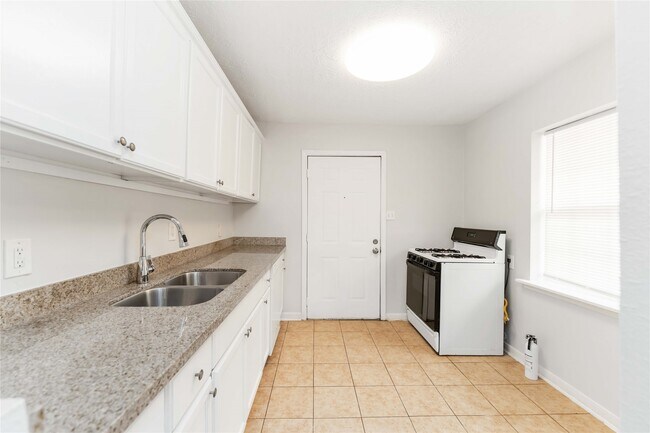 Building Photo - 3122 Sunnydale Dr