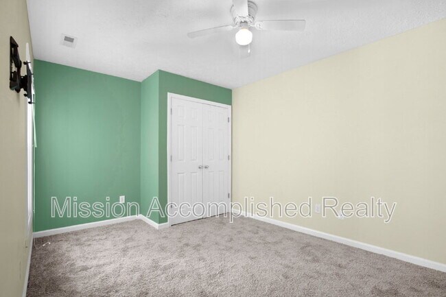 Building Photo - 3918 Red Oak Dr